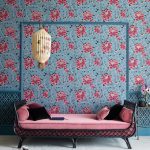 Tapet-Cole_and_Son-Pearwood-Aurora-Cerise-Cerulean-Blue-on-Midnight-1-2