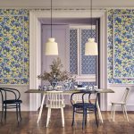 Tapet-Cole_and_Son-Pearwood-Woodvale-Orchard-Hyacinth-Lilac-China-Blue-on-Ochre-1-scaled
